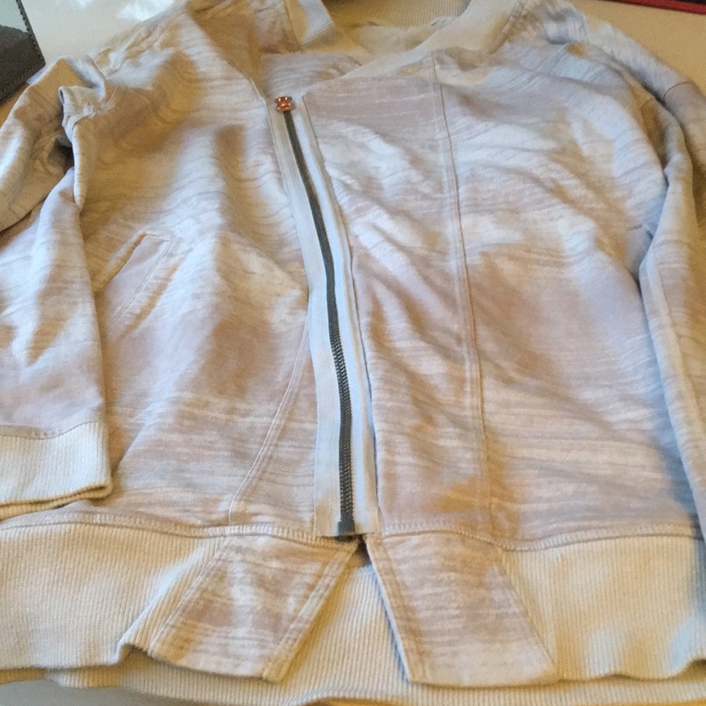Brand new LULULEMON limited edition slant zip